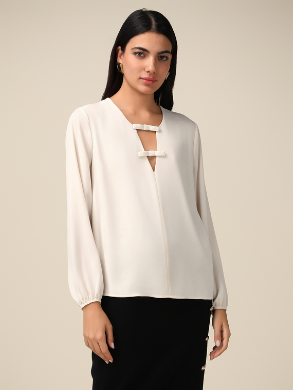 Blusa con dettaglio fiocchi