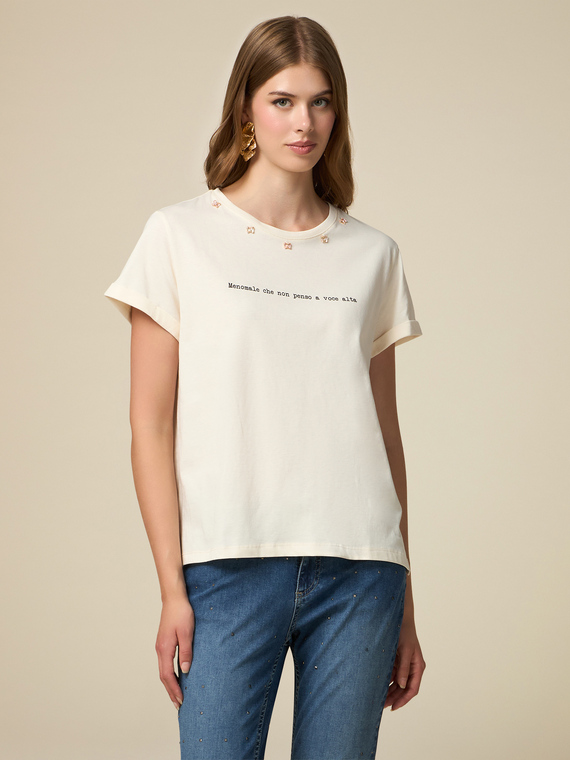 T-shirt with charm lettering