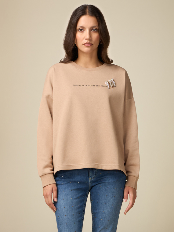 Sweatshirt with lettering and brooches