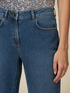 Jeans cropped con risvolto e borchie image number 2