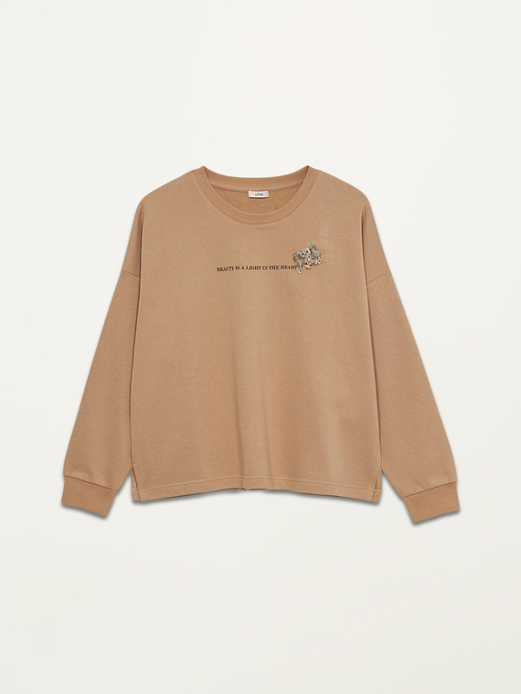 Sweatshirt with lettering and brooches