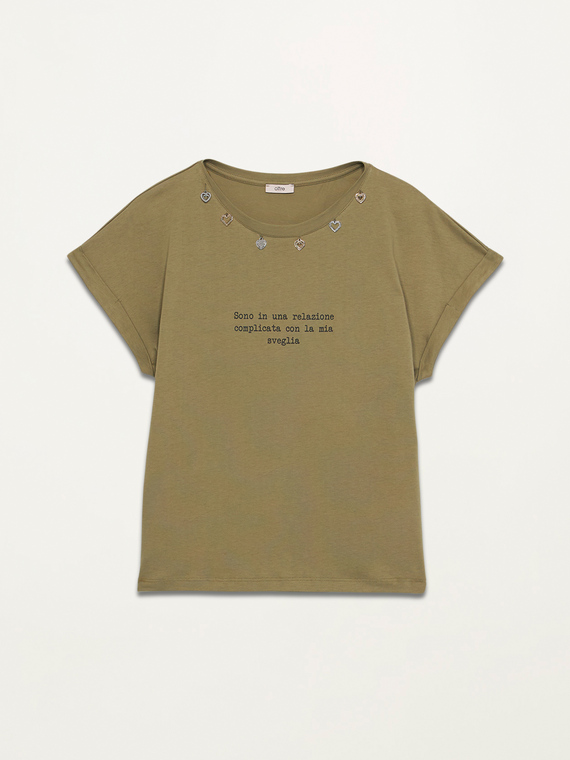 T-shirt with charm lettering