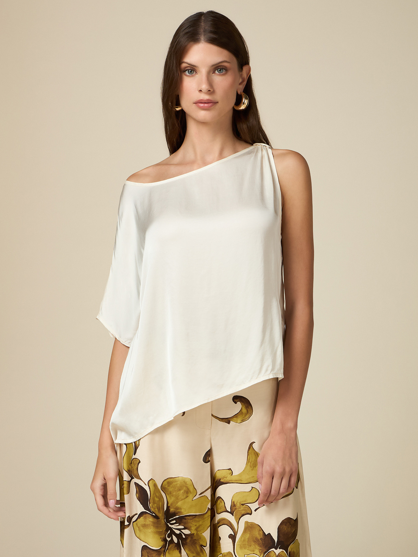 Blusa asimmetrica in raso image number 0