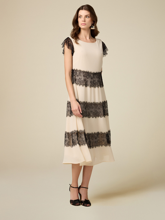 Dress with contrasting color lace