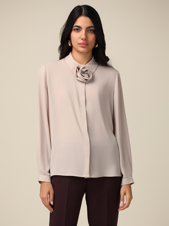 Camicia con spilla a fiore