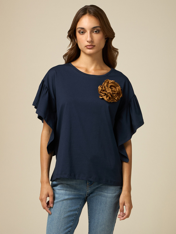 T-shirt con spilla a fiore