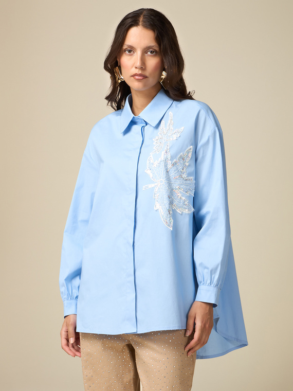 Camisa amplia con parche de joya